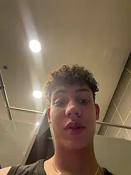 yoursexyjose Show in webcam