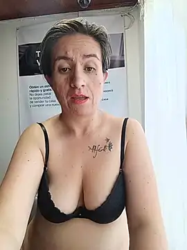 Chatroom XXX en direct de Valentina--1