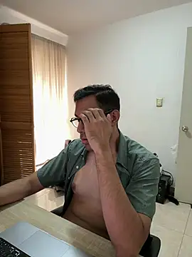 הופעת וובקאם של AdrianGarcia89