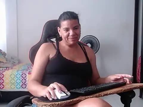 Chat +18 de Adriana_0312 ao vivo