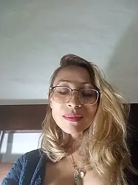צ'אט XXX בשידור חי של alexiajames_13