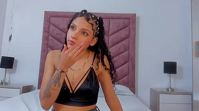 MiaLauren_ Adlı Modelin Canlı XXX Sohbeti