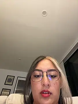 Rae_Lil_Whiten Webbikameraesitys