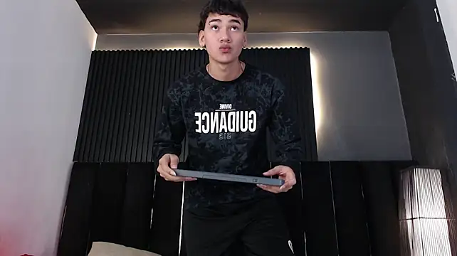 Dominic_ghost Adlı Modelin Canlı XXX Sohbeti