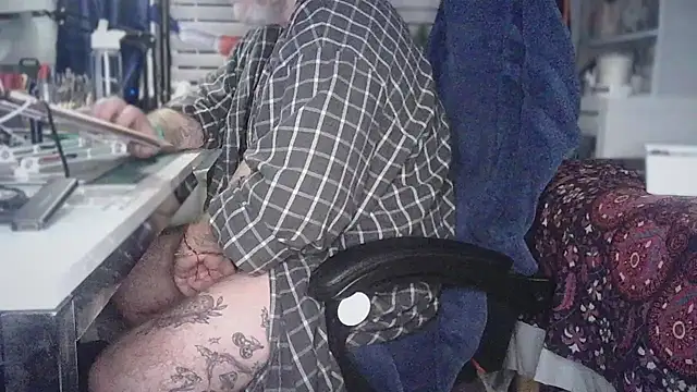Czat XXX na żywo – Tattooed_Dilf_01