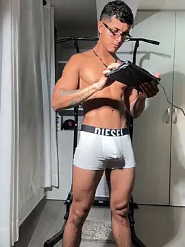 הופעת וובקאם של Paradise_boy__