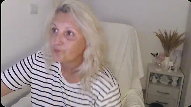 Divineblond élő XXX-chatje