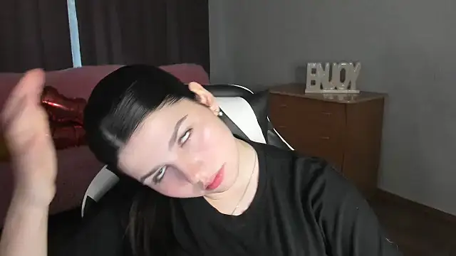 KisaModel Adlı Modelin Canlı XXX Sohbeti