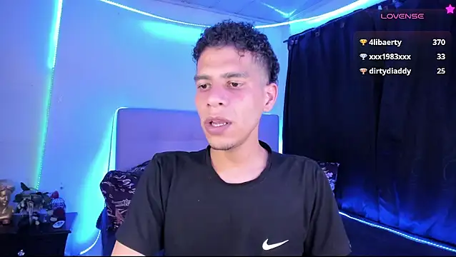 Ethan_Boyy Show in webcam
