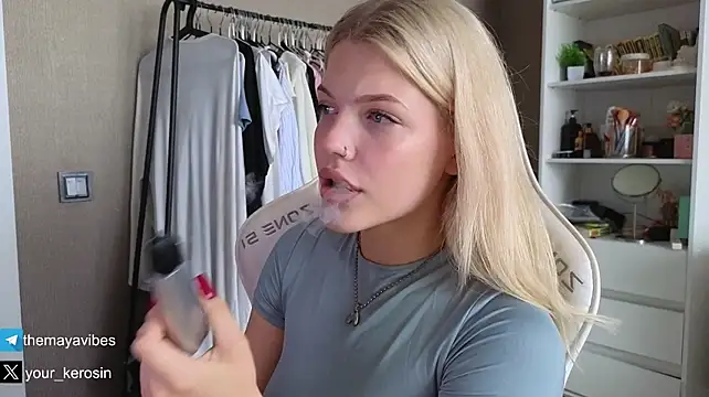 Maya_NextDoor élő XXX-chatje