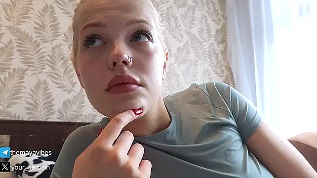 Maya_NextDoor: онлайн-секс-чат