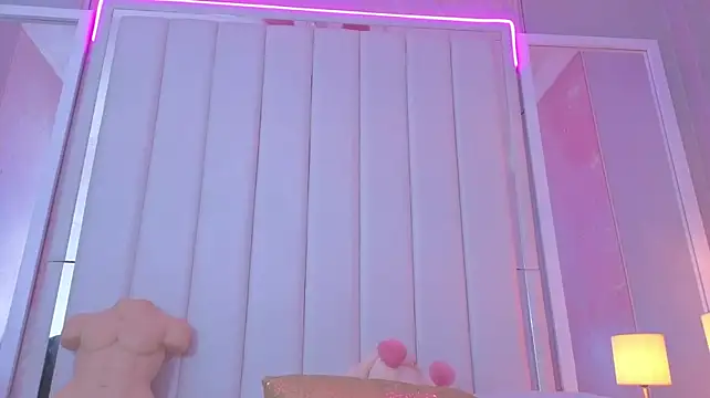 Kendall_curves Live XXX-chat