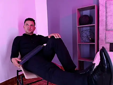 Hey_Noaah: διαδικτυακό σόου στην κάμερα