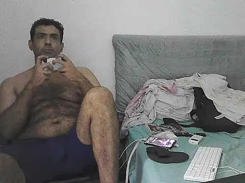 alphalatinobearx: διαδικτυακό σόου στην κάμερα
