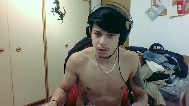 Show modela Akillas na web-kameri