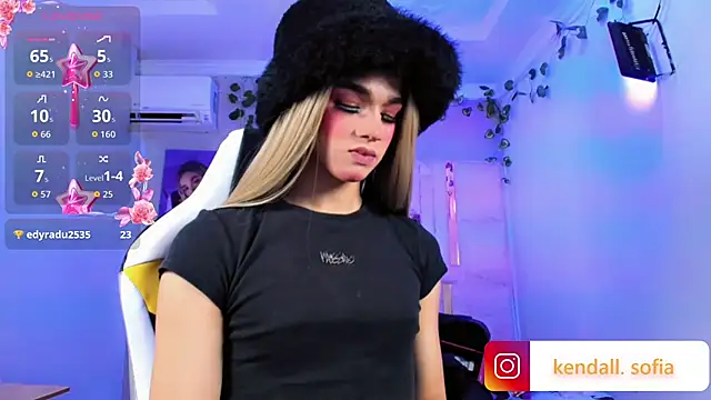 Sophiaa_doll_: διαδικτυακό σόου στην κάμερα