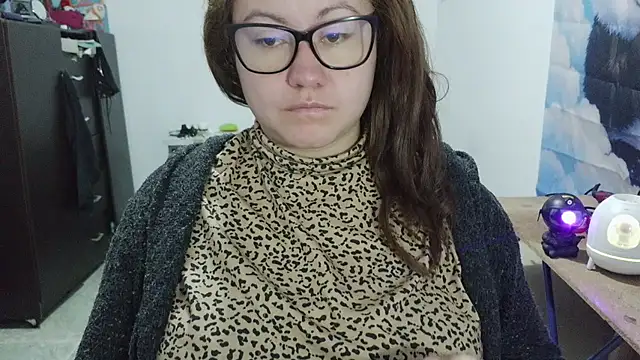 curly_greeneyed's Live XXX Chat