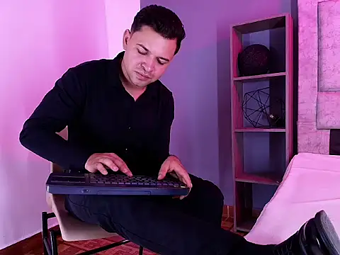 Show modela Hey_Noaah na web-kameri