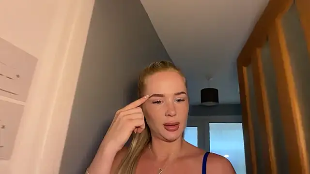 MilanMae live XXX chat