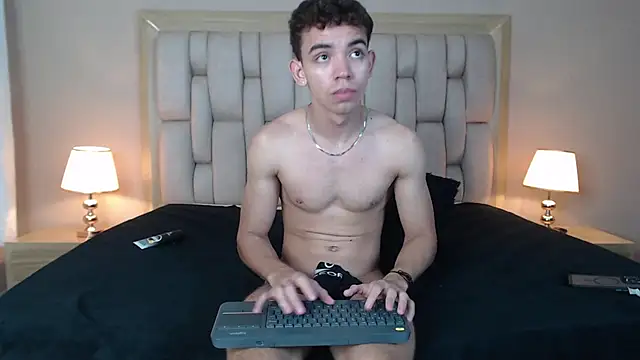 Chatroom XXX en direct de CamiloRoss_