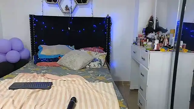 Chat +18 de charlotte_077 ao vivo