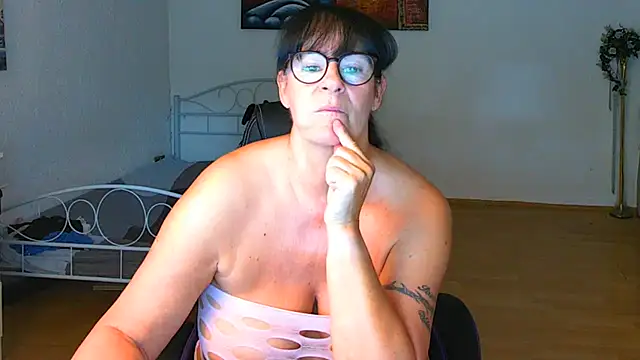 Sylly Adlı Modelin Canlı XXX Sohbeti