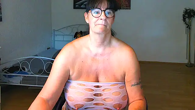 Sylly Adlı Modelin Canlı XXX Sohbeti