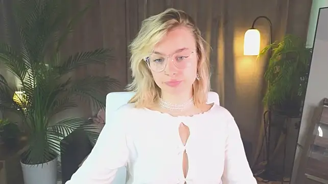 NoraMoreau Chat XXX in diretta
