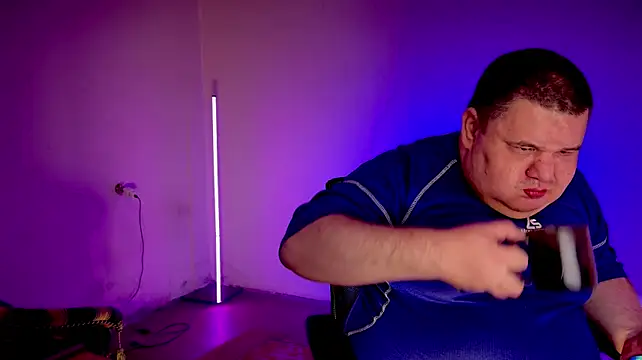 chubby_daddy Show in webcam