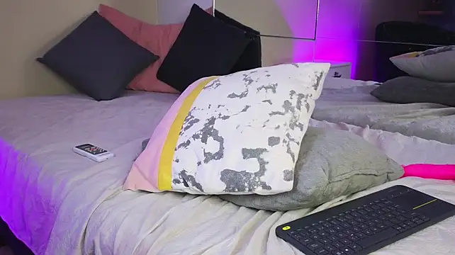 Chat +18 de CelesteNoa ao vivo