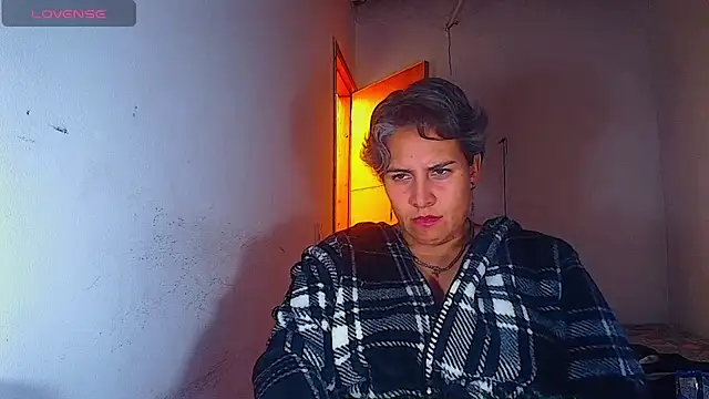 Yessi_rousse: онлайн-секс-чат