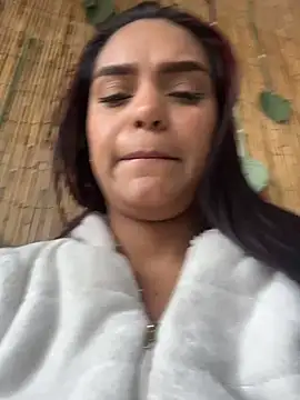 Sara-77 Show in webcam