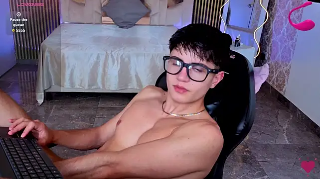 Kyler_tay Adlı Modelin Canlı XXX Sohbeti