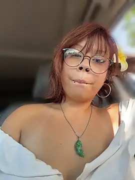 moan4mona Show in webcam