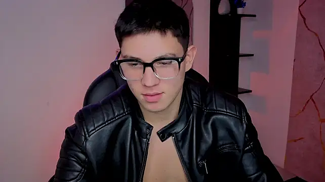 JamesCr_ Adlı Modelin Canlı XXX Sohbeti