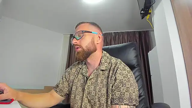 Show modela Findom_guy na web-kameri