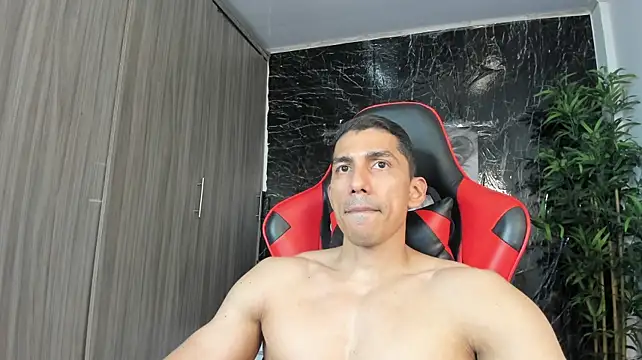 Show modela Erik_castle na web-kameri