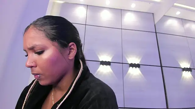 pocahontas_pow's Live XXX Chat