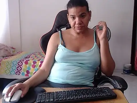 Chat +18 de Adriana_0312 ao vivo