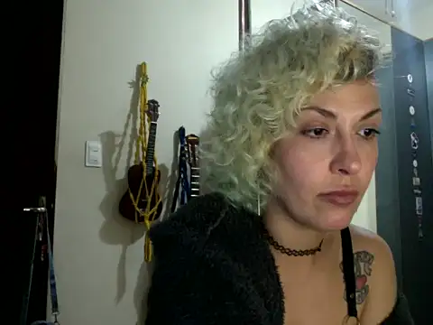 Chat +18 de MariLouM ao vivo