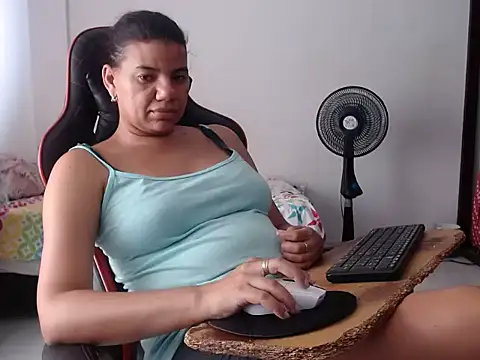 Chat +18 de Adriana_0312 ao vivo