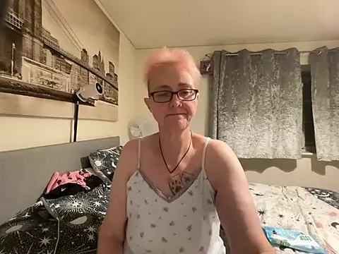 Chat XXX en directo de Curvy-Jinx