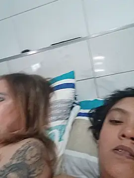 2Juicy_pussy: διαδικτυακό σόου στην κάμερα