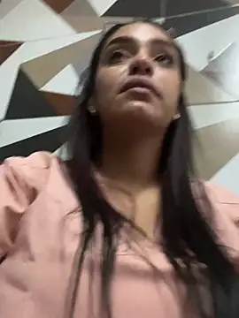 Sara-77 Adlı Modelin Canlı XXX Sohbeti