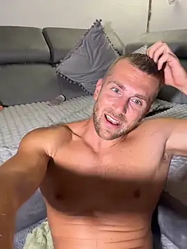 Johnytrain élő XXX-chatje