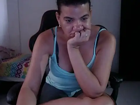 Chat +18 de Adriana_0312 ao vivo