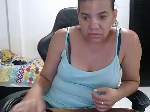 Chat +18 de Adriana_0312 ao vivo