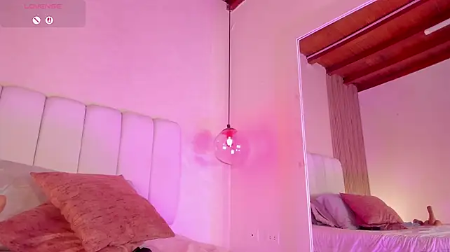 ElenaJamess Show in webcam