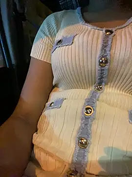 Show modela -LONA- na web-kameri