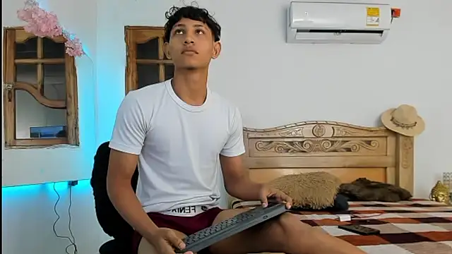 Show de nedye_rouss na webcam